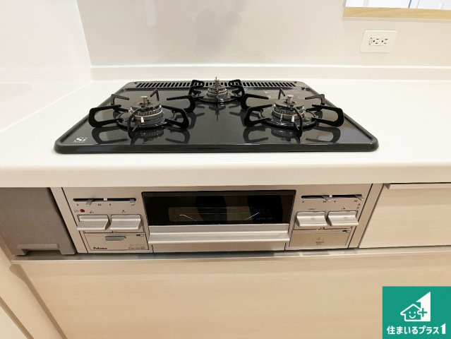 加古郡稲美町国安　第7期　新築一戸建ての設備|ダブル高火力Ｓｉセンサー付きコンロ！３口あるので、まとめて料理をする時も大活躍！