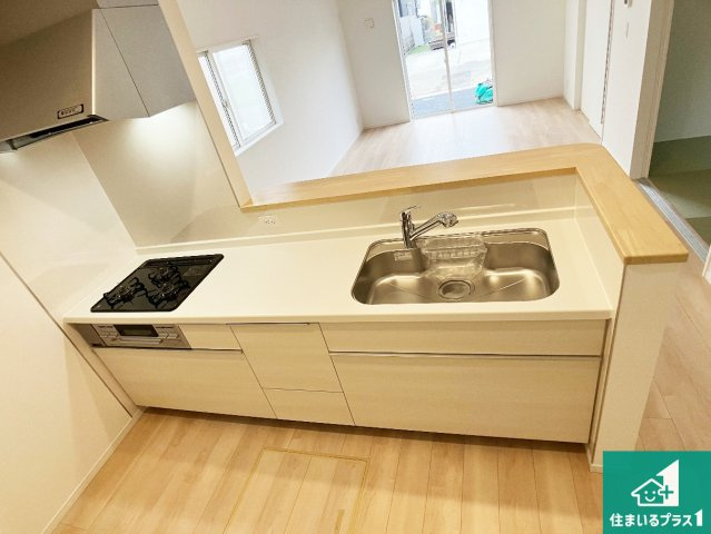 加古郡稲美町国安　第7期　新築一戸建てのキッチン|明るいリビングで朝の目覚めもスッキリできそう！対面キッチンでご家族のコミュニケーションも自然と増える設計！小さなお子様が遊ぶスペースを作っても広々とくつろげるLDK！