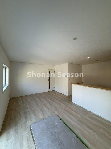 【居間・リビング】 | キッチンからはリビングを見渡すことができ、お料理中でもご家族との会話が弾みます♪