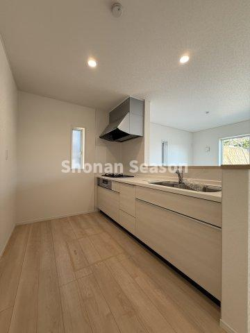 【キッチン】 | 同時調理可能な３口コンロでお料理も捗りますね♪
床下収納は防災用品などをしまうのにも便利ですよ◎