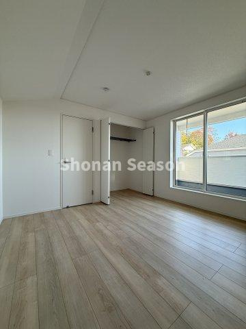 【洋室】 | 全室収納完備で、増えがちなお荷物も各部屋に収納できて便利ですよ◎