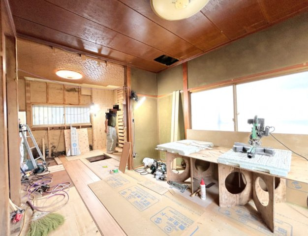 堀江町中古戸建の居間・リビング|内装リフォーム工事中です。10月中完成予定です。