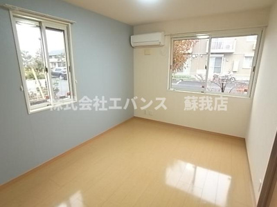 【寝室】 | クリスタルエ　トワール | 広くて明るい寝室