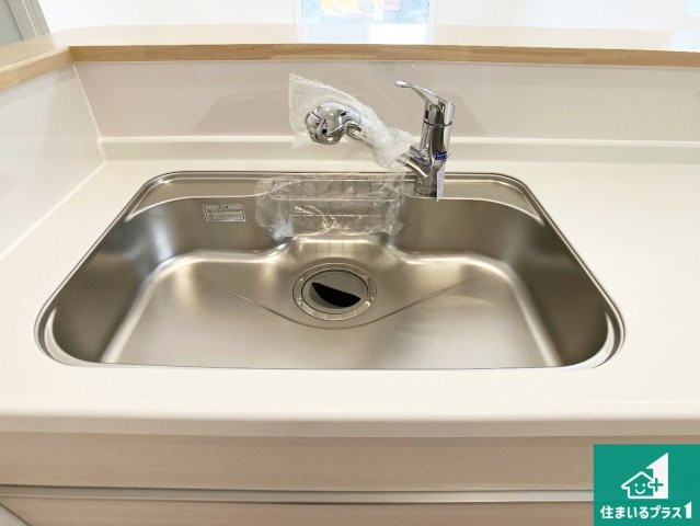 加古郡稲美町国安　第7期　新築一戸建ての独立洗面台|清潔感のある洗面台です。フラットな鏡は掃除がしやすく毎日清潔！ホースは引き出して使えるので洗顔やお掃除の際に便利です！