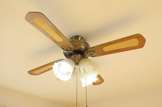 コーポサクラメントの設備|シーリングファン付の照明