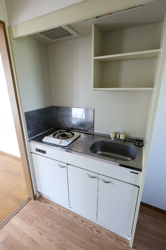 コーポサクラメントのキッチン|ガスコンロつきのミニキッチン