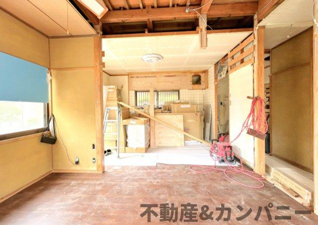 みどりヶ丘中古戸建の居間・リビング|リフォーム中の写真です。