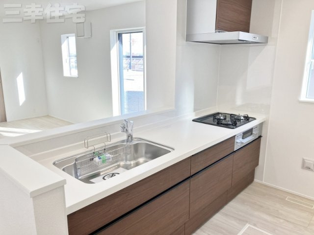 碧南市入船町のキッチン|家族の距離が縮まる対面式システムキッチン。キッチンを中心に笑顔と会話がはずむ開放的なスタイルです♪浄水器も付いています