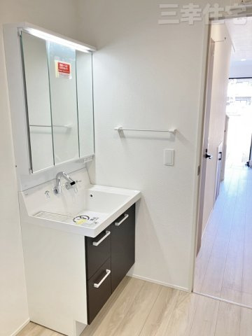 碧南市入船町の洗面所|嬉しい３面鏡ついつい長居してしまいそう。もちろんシャワー水栓です♪