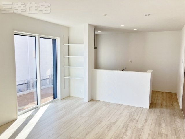 碧南市入船町のキッチン|リビングダニング16帖。可動棚あります！豊富な収納も魅力の1つです