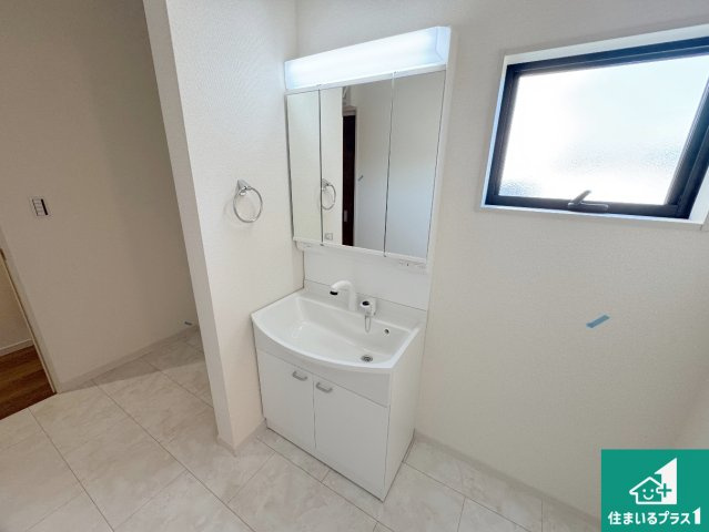 豊中市桜の町　第6期　新築一戸建ての独立洗面台|清潔感のある洗面台です。フラットな鏡は掃除がしやすく毎日清潔！鏡裏には収納があるのでスッキリとした洗面台が保てます。