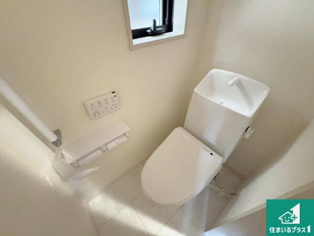 豊中市桜の町　第6期　新築一戸建てのトイレ|1・2階の2ヶ所にあるので、朝の忙しい時間の順番待ちもなく、深夜の利用にも大変便利です。