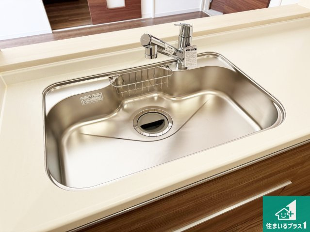 豊中市桜の町　第6期　新築一戸建ての設備|蛇口の先端に浄水器を内蔵しています！原水と浄水、お湯と冷水、シャワーの切替えがワンタッチなので用途によって使い分けられます。