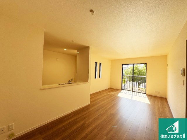 豊中市桜の町　第6期　新築一戸建ての居間・リビング|シンプルなリビングは、観葉植物等のインテリアを楽しめますね！パパ好みにも、ママ好みにも家具次第で雰囲気を変えることができます！