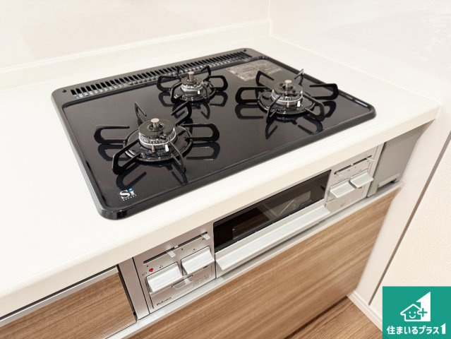 豊中市桜の町　第6期　新築一戸建ての設備|ダブル高火力Ｓｉセンサー付きコンロ！３口あるので、まとめて料理をする時も大活躍！