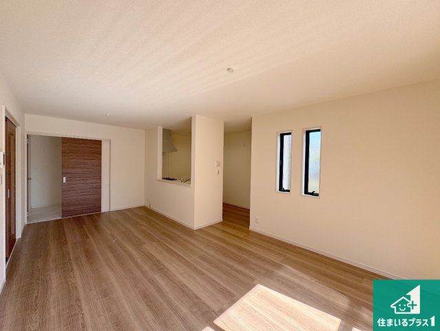 豊中市桜の町　第6期　新築一戸建ての居間・リビング|シンプルなリビングは、観葉植物等のインテリアを楽しめますね！パパ好みにも、ママ好みにも家具次第で雰囲気を変えることができます！