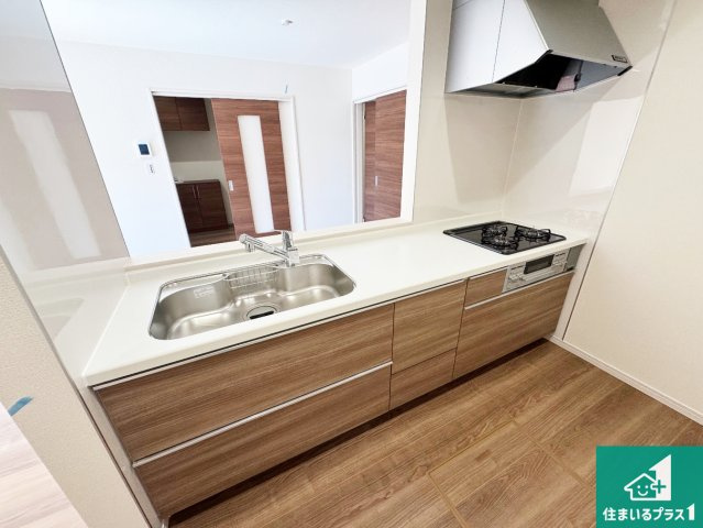 豊中市桜の町　第6期　新築一戸建てのキッチン|子供を見守りながらお料理が出来るため家族のコミュニケーションか増えます♪スペースが広く確保されている為お子様が大きくなったときは一緒に料理を楽しめます♪