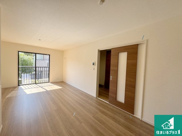 豊中市桜の町　第6期　新築一戸建ての居間・リビング|明るいリビングで朝の目覚めもスッキリできそう！対面キッチンでご家族のコミュニケーションも自然と増える設計！小さなお子様が遊ぶスペースを作っても広々とくつろげるLDK！