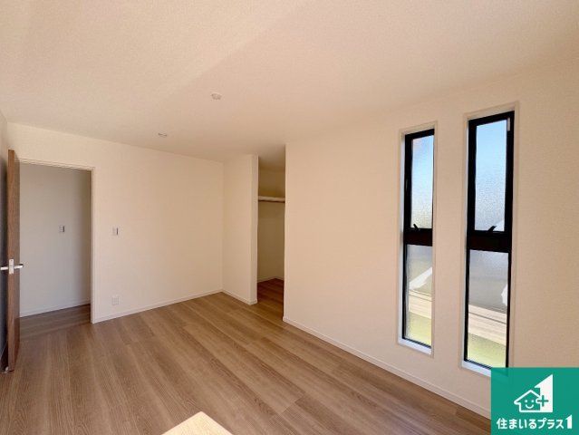 豊中市桜の町　第6期　新築一戸建ての洋室|ウォークインクローゼット付きで生活スペースもスッキリできます。各居室にも収納がありますので、お子様の衣類やおもちゃなどもしっかり収納できます。
