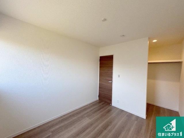 豊中市桜の町　第6期　新築一戸建ての洋室|ウォークインクローゼット付きで生活スペースもスッキリできます。各居室にも収納がありますので、お子様の衣類やおもちゃなどもしっかり収納できます。

