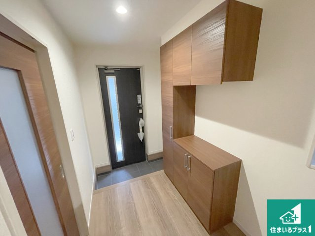 豊中市桜の町　第6期　新築一戸建ての玄関|シューズボックスにはたくさんの靴が収納できるので玄関周りはいつもスッキリ！ご家族が増えても安心！