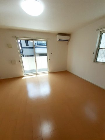 サニー離宮前の居間・リビング