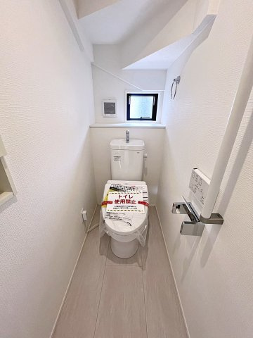 福島市八島田字台畑【地震に強いオール電化】野田小・野田中のトイレ|白を基調とした清潔感のある空間です！小窓がついているので簡単に換気が可能！