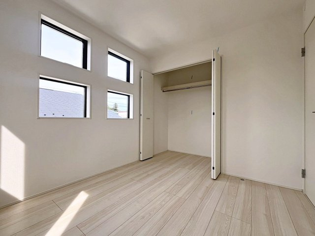 福島市八島田字台畑【地震に強いオール電化】野田小・野田中の洋室|5.2帖の洋室は北側の窓から一定した柔らかい光が入り、PC作業や読書などにも最適なお部屋です！