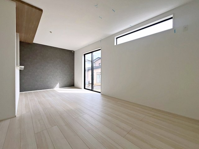 福島市八島田字台畑【地震に強いオール電化】野田小・野田中の居間・リビング|太陽の日差しが気持ちの良いリビングは広々としているので家具を設置してもゆとりがあります！