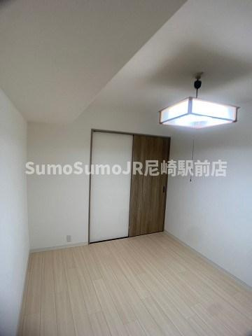 塚口さんさんタウン2番館の居間・リビング|こちらのリビングで趣味の時間をお楽しみください