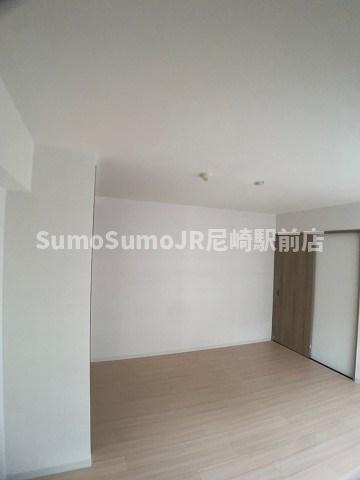 塚口さんさんタウン2番館の居間・リビング|こちらのリビングで趣味の時間をお楽しみください