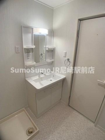 塚口さんさんタウン2番館の独立洗面台|朝の支度にも助かる、独立の洗髪洗面化粧台