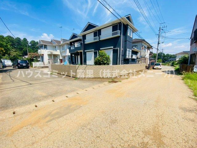 八街市東吉田　中古戸建の前面道路含む現地写真