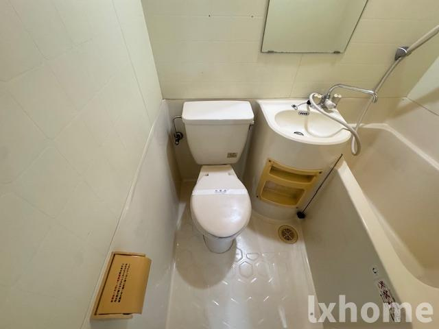 萩原マンションのトイレ|落ち着いた色調のトイレです