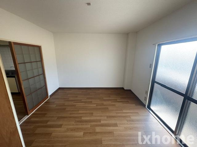 萩原マンションの寝室|落ち着いた色調の寝室です