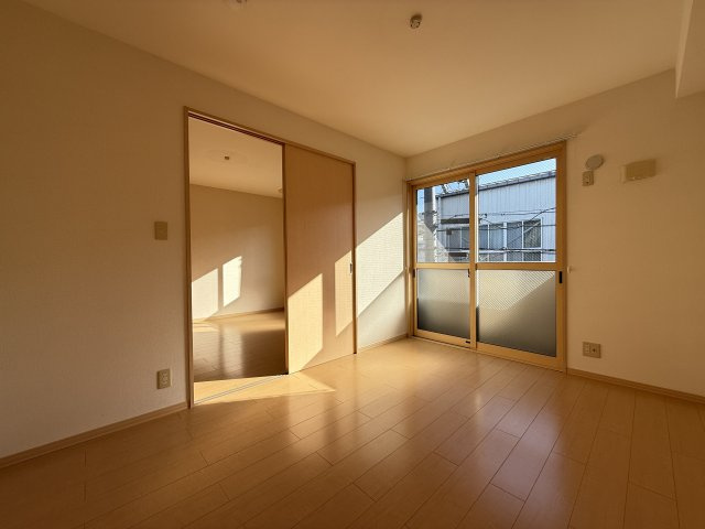 ラ・ピュールメゾン　Ｂ棟のエントランス|敷地内ごみ捨て場も完備！