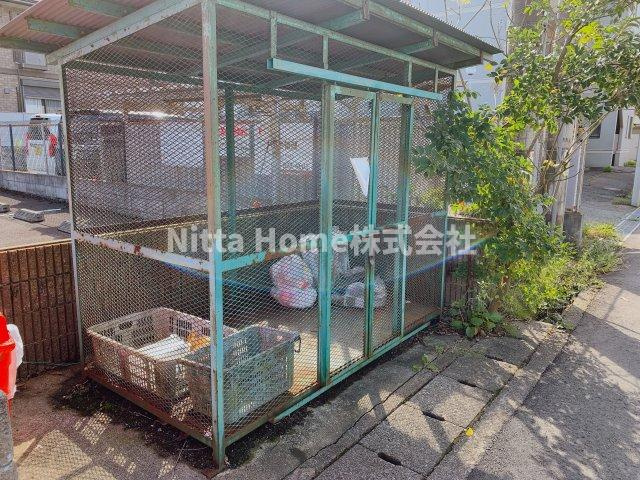 ラ・ピュールメゾン　Ｂ棟のエントランス|敷地内ごみ捨て場も完備！