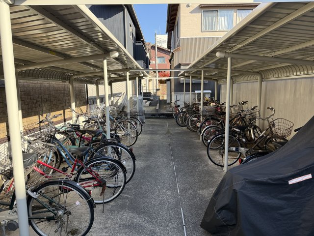 ラ・ピュールメゾン　Ｂ棟のその他共用部分|屋根付きの駐輪場は無料です(^^)/