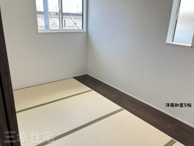 碧南市入船町の和室|続き間になる洋風和室は、お子さんのおもちゃ置き場として、ゴロンと横になるリラックススペースとして、使い方が広がります
