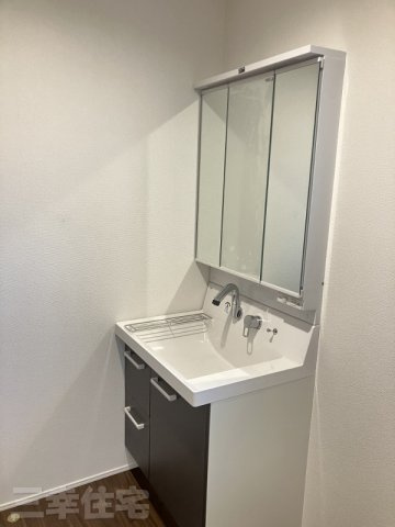 碧南市入船町の洗面所|嬉しい３面鏡ついつい長居してしまいそう。もちろんシャワー水栓です♪