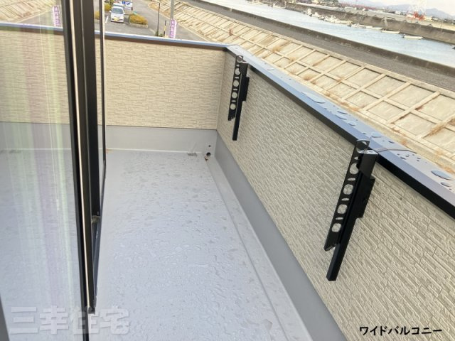 碧南市入船町のバルコニー|２部屋にまたがる南向きの明るいワイドバルコニー。バルコニーには物干し設備あります