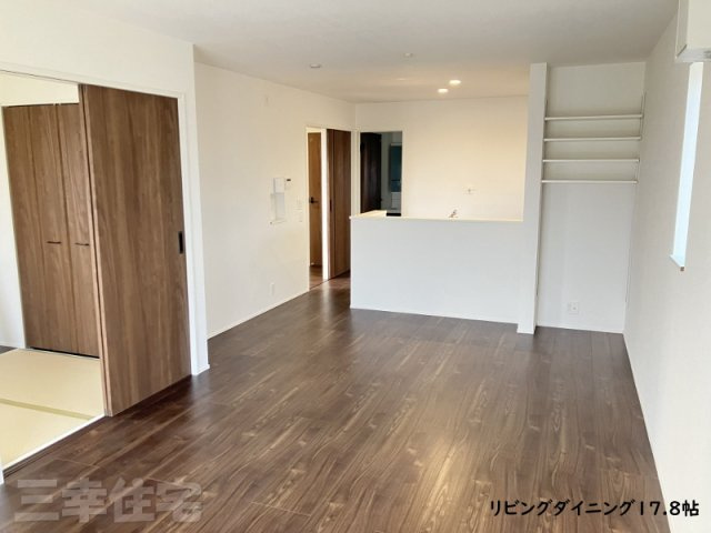 碧南市入船町の居間・リビング|家具の配置に困らない使い勝手のいいリビング♪可動棚もあって大変便利！