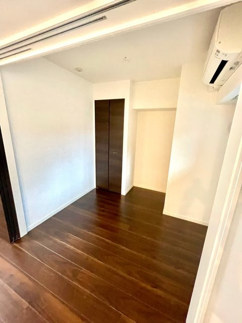 レジディア三軒茶屋Ⅲ　１Fコンビニ　アイランドキッチン　ファミリー向けの洋室