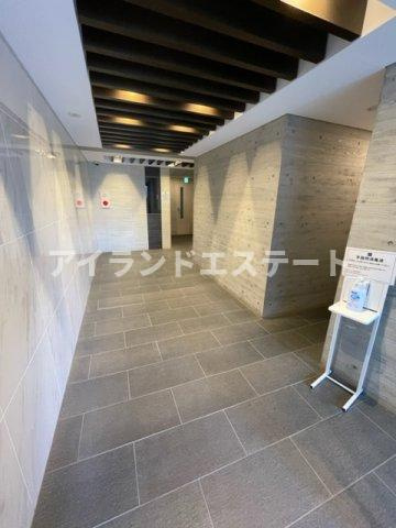 レジディア三軒茶屋Ⅲ　１Fコンビニ　アイランドキッチン　ファミリー向けのロビー