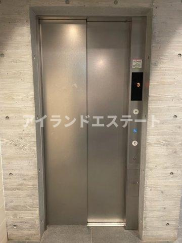 レジディア三軒茶屋Ⅲ　１Fコンビニ　アイランドキッチン　ファミリー向けのその他共用部分