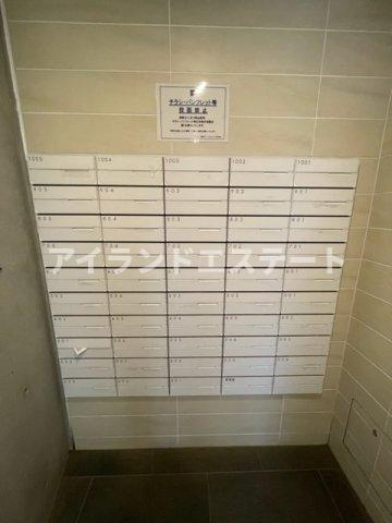 レジディア三軒茶屋Ⅲ　１Fコンビニ　アイランドキッチン　ファミリー向けのその他共用部分