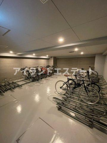 レジディア三軒茶屋Ⅲ　１Fコンビニ　アイランドキッチン　ファミリー向けのその他共用部分