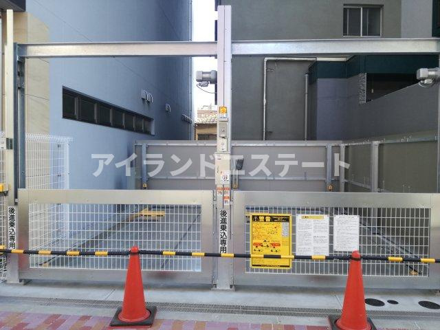 レジディア三軒茶屋Ⅲ　１Fコンビニ　アイランドキッチン　ファミリー向けの駐車場