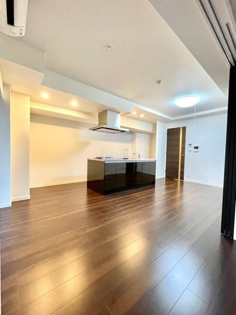 レジディア三軒茶屋Ⅲ　１Fコンビニ　アイランドキッチン　ファミリー向けの内装