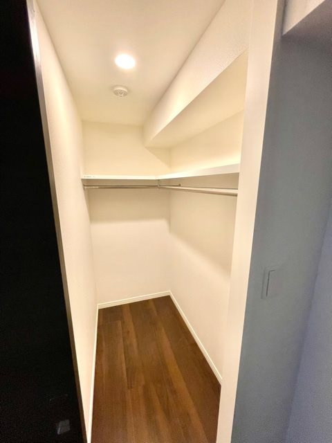 レジディア三軒茶屋Ⅲ　１Fコンビニ　アイランドキッチン　ファミリー向けの収納